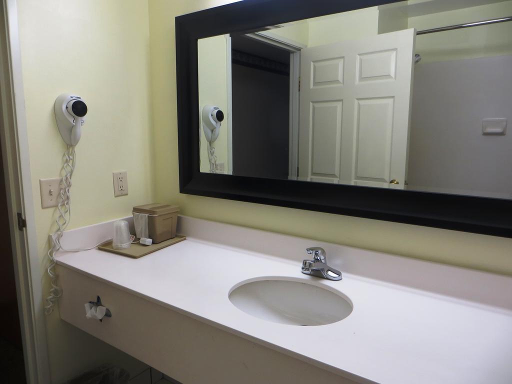 Baymont By Wyndham Fort Wayne Esterno foto