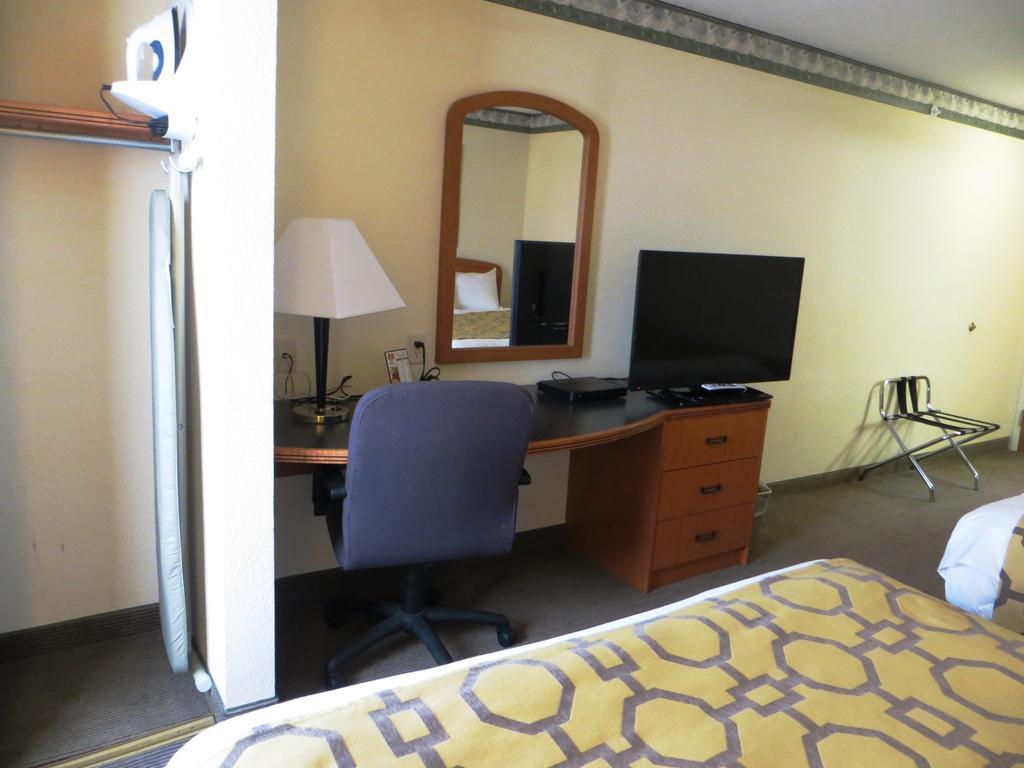 Baymont By Wyndham Fort Wayne Esterno foto
